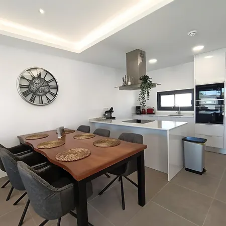 R-40-c Modern With Pool Vakantiehuis