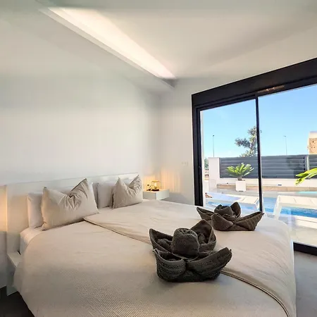 Vakantiehuis R-40-c Modern With Pool