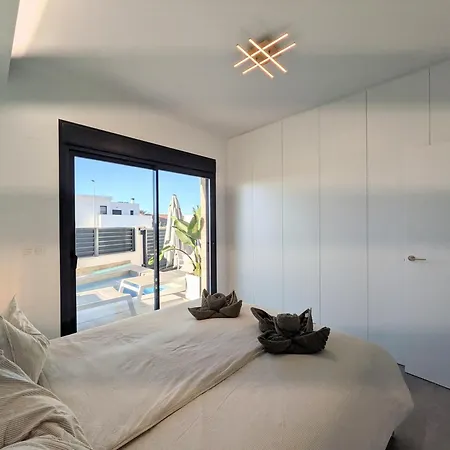 R-40-c Modern With Pool Vakantiehuis